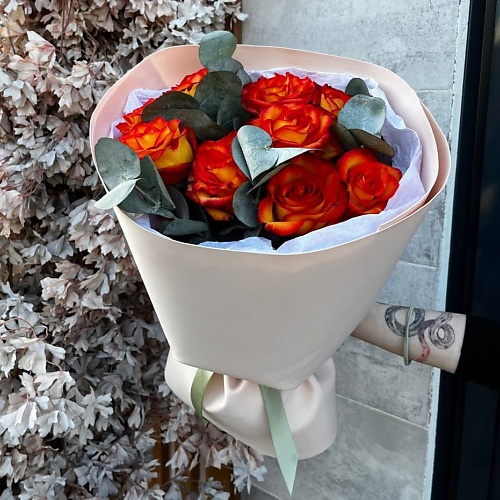 

DARI ЦВЕТЫ Монобукет из роз с эвкалиптом, Монобукет из роз с эвкалиптом