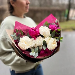 Яркий букет и белых и розовых пионов