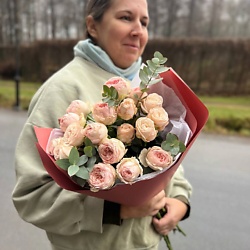 Букет из пионовидных и кустовых роз