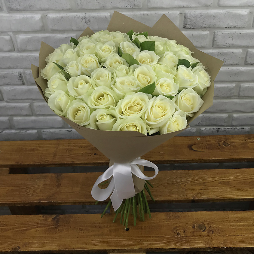 FLORPRO 51 белая роза 80 см с зеленью в крафте, 1 шт. купить по цене ...