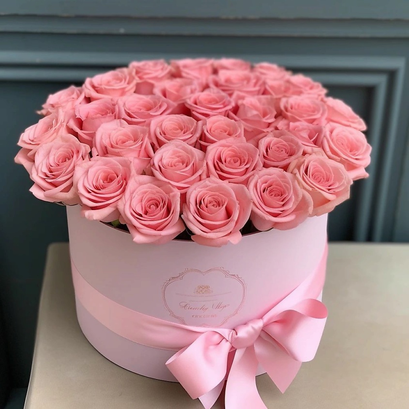 Изображение товара Букет из 25 розовых роз в шляпной коробке с подарками и уходом