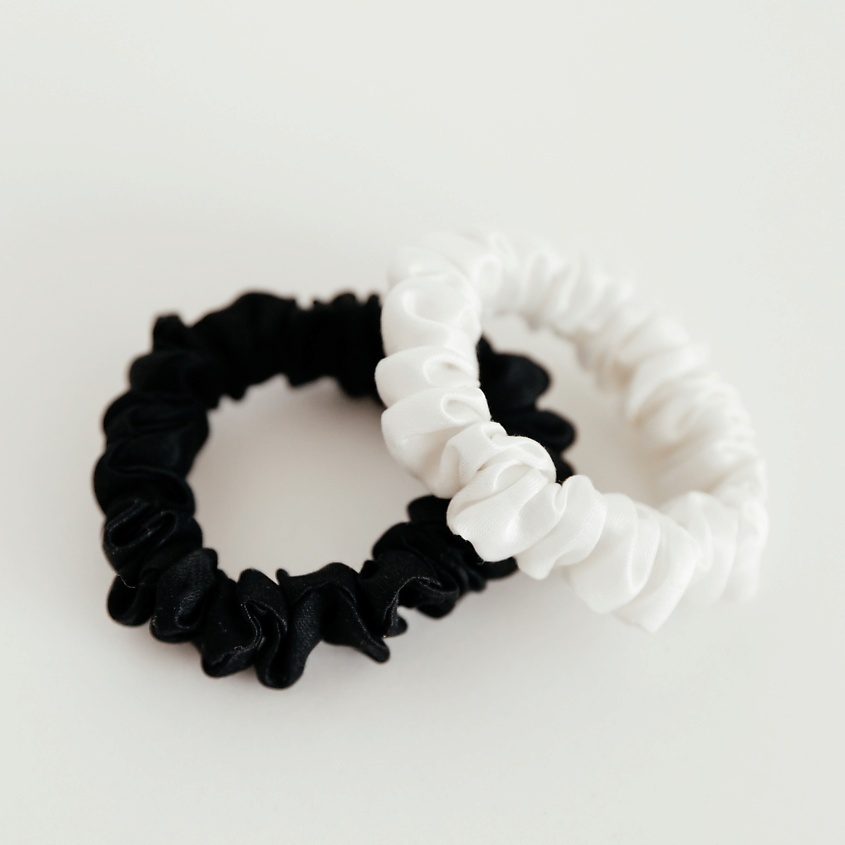 Изображение товара MASHERI Набор шелковых резинок, Белый и черный, базовые цвета. Внутренний диаметр 4 см, ширина 1,7 см.