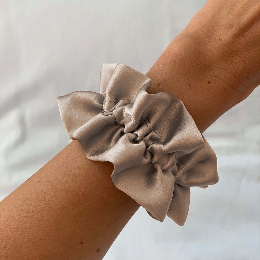 Изображение товара Широкая шелковая резинка с воланами Latte 8 HORAS OF SILK для волос женщин