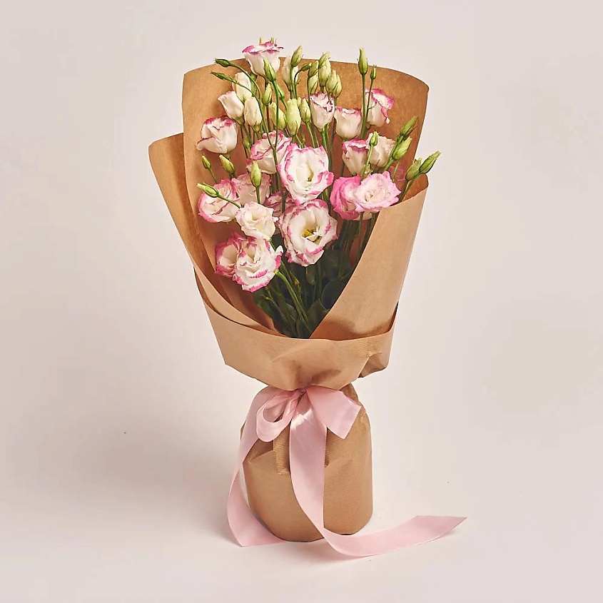 Изображение товара AZALIANOW ЦВЕТЫ. ПОДАРКИ. ДЕКОР Букет из 5 бело - розовых лизиантусов в крафт-бумаге, Букеты и композиции из живых цветов могут на несколько тонов отличаться от изображений. Часть цвета искажается в зависимости от настроек экрана.