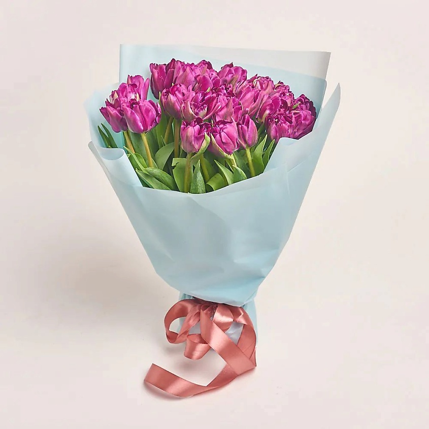 Изображение товара AZALIANOW ЦВЕТЫ. ПОДАРКИ. ДЕКОР Букет из 25 фиолетовых пионовидных тюльпанов в голубой пленке, Букеты и композиции из живых цветов могут на несколько тонов отличаться от изображений. Часть цвета искажается в зависимости от настроек экрана.