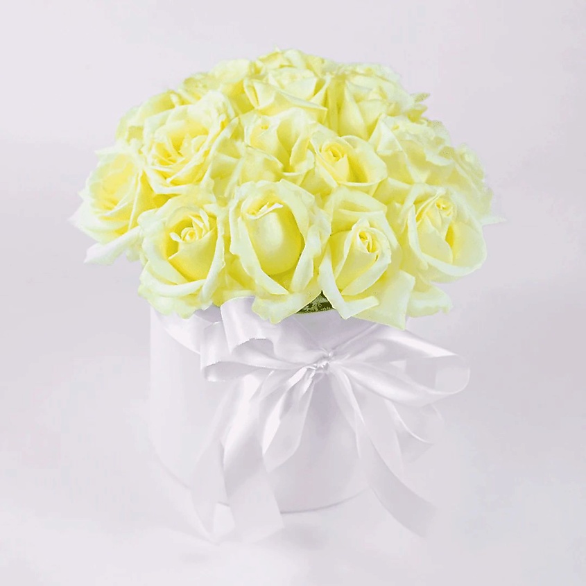 Изображение товара Букет из 19 белых роз в подарочной коробке с уходом и сюрпризом