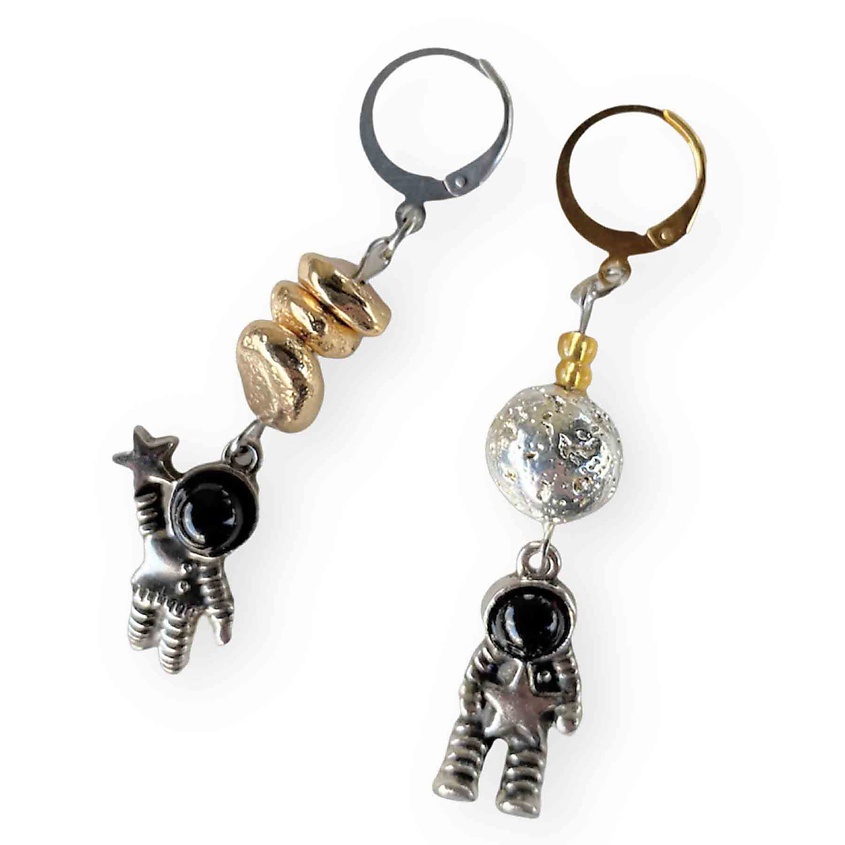 Изображение товара KOKOSHNIKI Асимметричные дизайнерские серьги с космонавтами, цвет: Белый