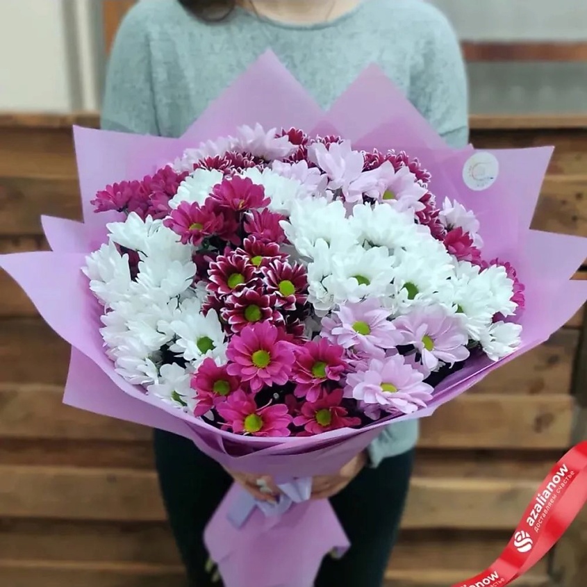 Изображение товара Красивый букет из 25 разноцветных хризантем в упаковке для праздника