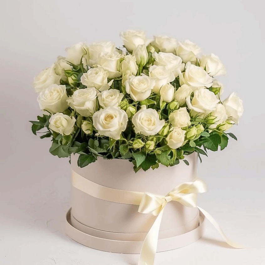 Изображение товара Букет из 11 белых кустовых роз Коробочка любви от AZALIANOW