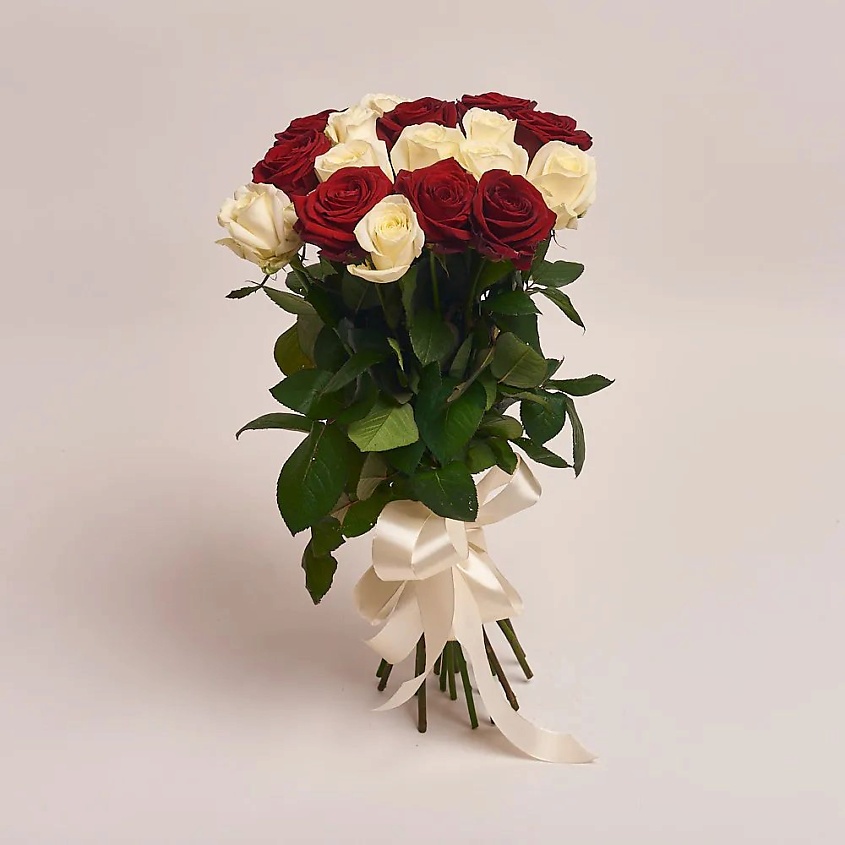 Изображение товара AZALIANOW ЦВЕТЫ. ПОДАРКИ. ДЕКОР Букет из 13 красных и 12 белых роз, Букеты и композиции из живых цветов могут на несколько тонов отличаться от изображений. Часть цвета искажается в зависимости от настроек экрана.