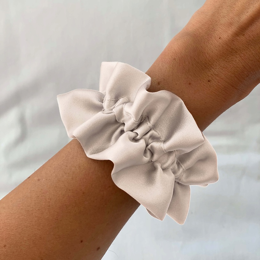 Изображение товара Шелковая широкая резинка для волос 8 HORAS OF SILK Latte Sand натуральный шелк