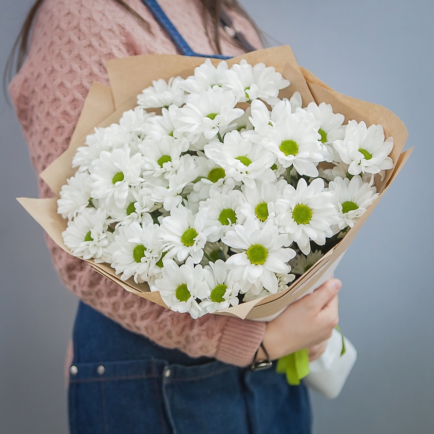 Изображение товара ПЯТЬ ЦВЕТОВ Букет из 9 кустовых хризантем в крафте, Букет