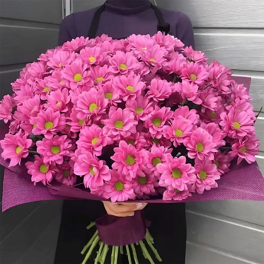 Изображение товара Букет из 25 розовых кустовых хризантем в стильной упаковке - подарок для праздника