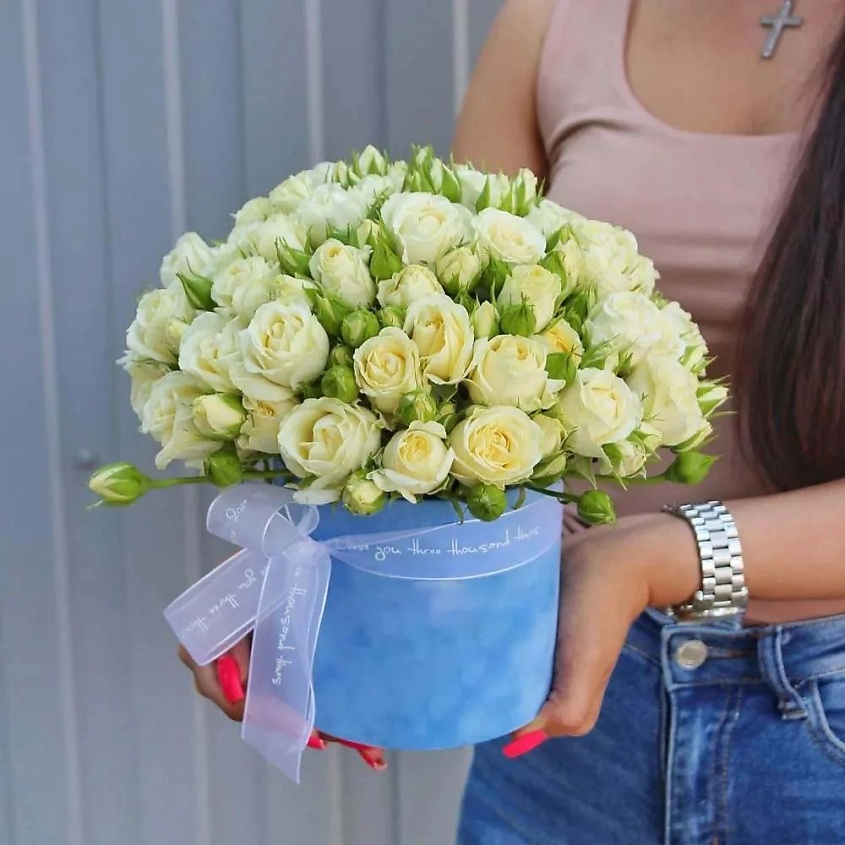 Изображение товара Букет из 19 белых кустовых роз в стильной коробке для любого торжества