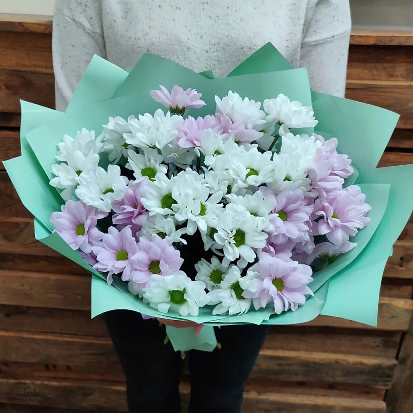 Изображение товара AZALIANOW ЦВЕТЫ. ПОДАРКИ. ДЕКОР Букет из 9 разноцветных кустовых хризантем в упаковке, Букеты и композиции из живых цветов могут на несколько тонов отличаться от изображений. Часть цвета искажается в зависимости от настроек экрана.