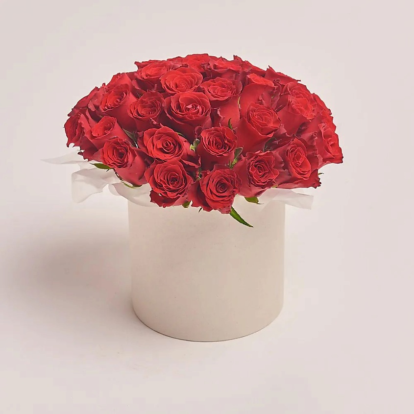 Изображение товара Букет из 31 красной розы в стильной белой коробке AZALIANOW