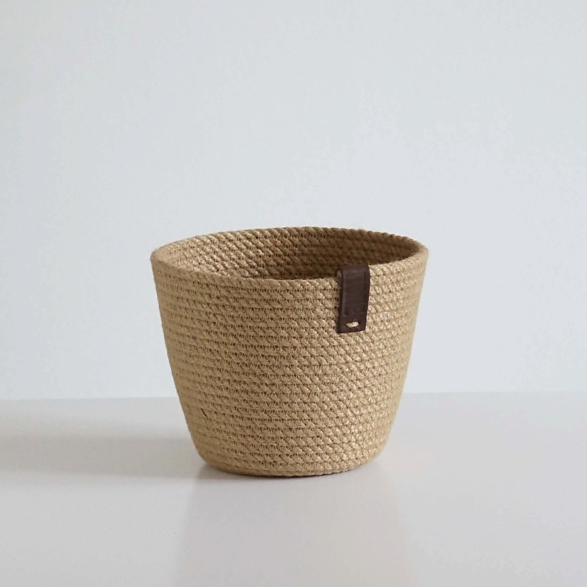 Изображение товара Плетеная корзина для растений малая из джута бежевый ручная работа