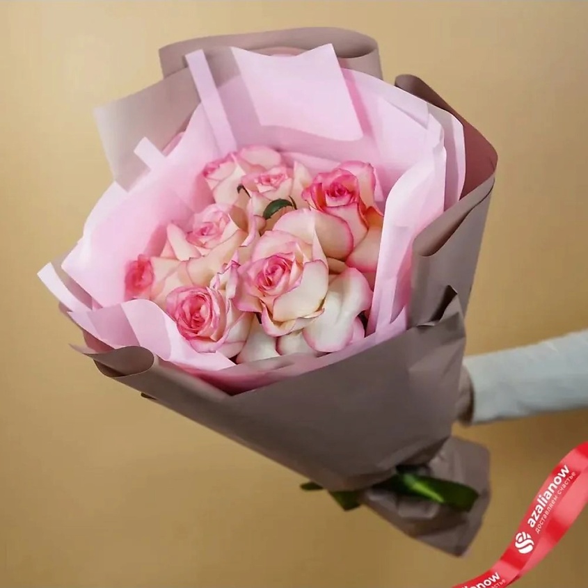 Изображение товара Букет из 7 розовых роз в вазе с подарками и рекомендациями по уходу