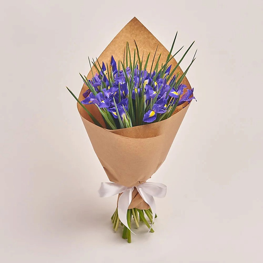 Изображение товара Букет из 25 ирисов с символизмом любви, украшенный крафтовой упаковкой