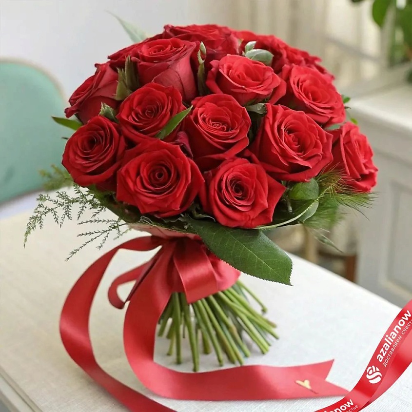 Изображение товара AZALIANOW ЦВЕТЫ. ПОДАРКИ. ДЕКОР Классический букет 15 красных роз 50 см, Букеты и композиции из живых цветов могут на несколько тонов отличаться от изображений. Часть цвета искажается в зависимости от настроек экрана.