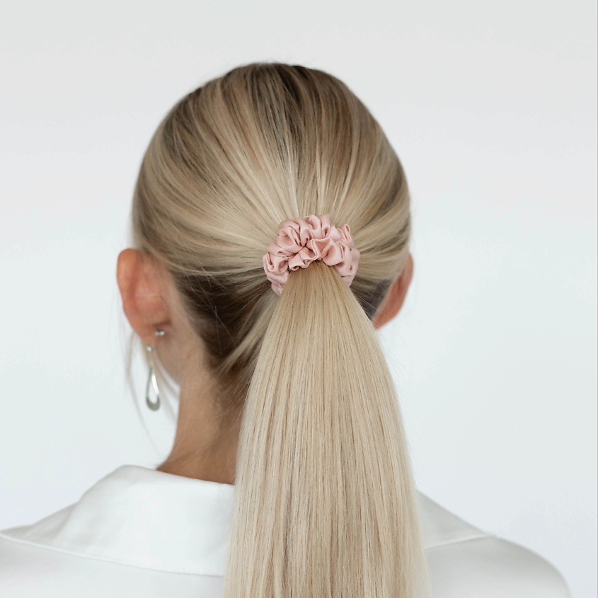 Изображение товара MASHERI Шелковая резинка для волос, Розовый, базовый цвет. Внутренний диаметр 4 см, ширина 1,7 см.