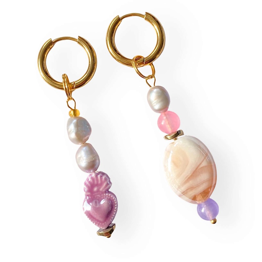 Изображение товара KOKOSHNIKI Cерьги длинные асимметричные с бусинкой карамелькой и сердечком, цвет: Бежевый