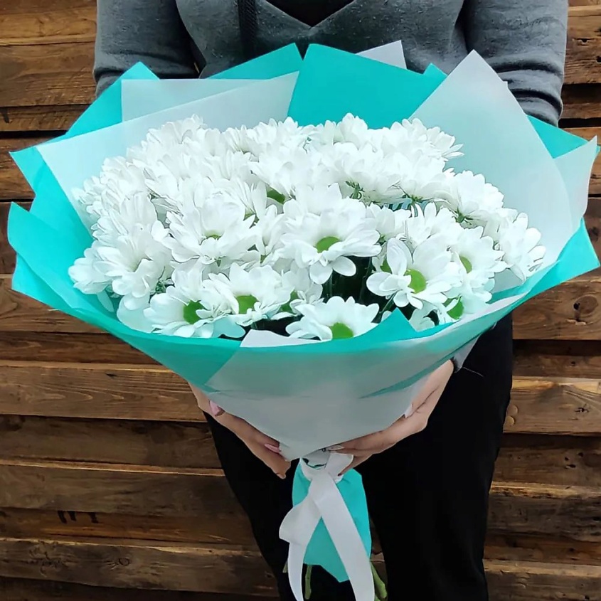Изображение товара AZALIANOW ЦВЕТЫ. ПОДАРКИ. ДЕКОР Букет из 9 белых хризантем в бирюзовой пленке, Букеты и композиции из живых цветов могут на несколько тонов отличаться от изображений. Часть цвета искажается в зависимости от настроек экрана.