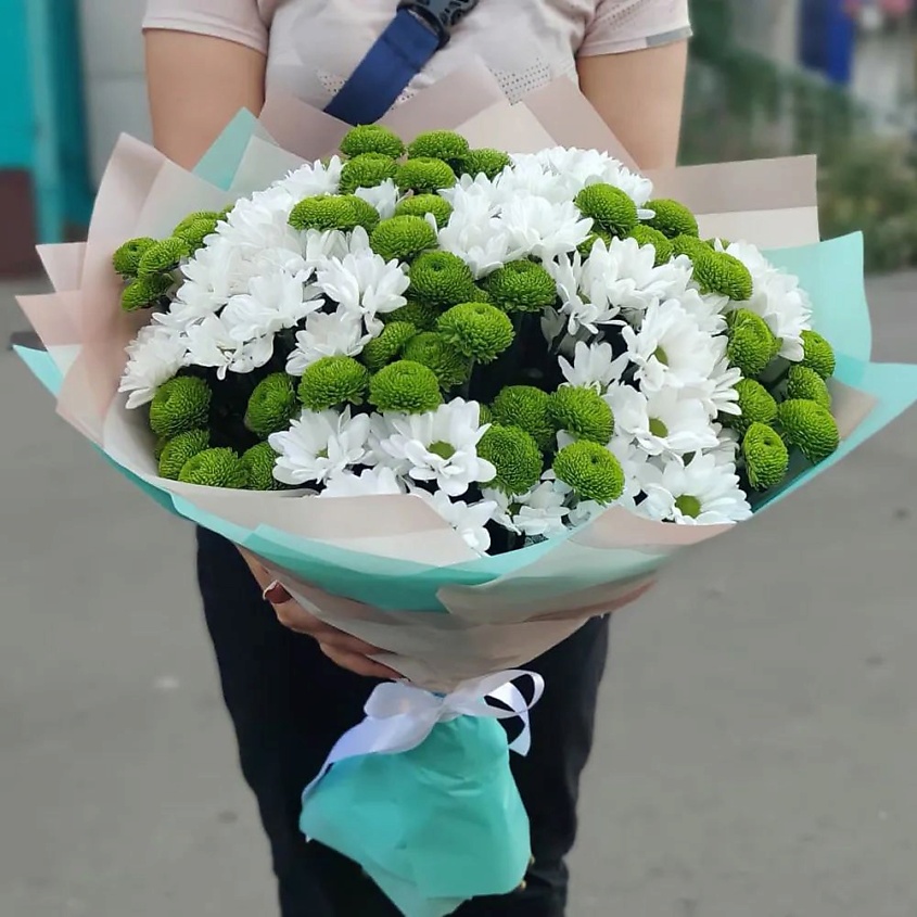 Изображение товара Букет из 25 кустовых хризантем белого и зеленого цвета с упаковкой и подарками