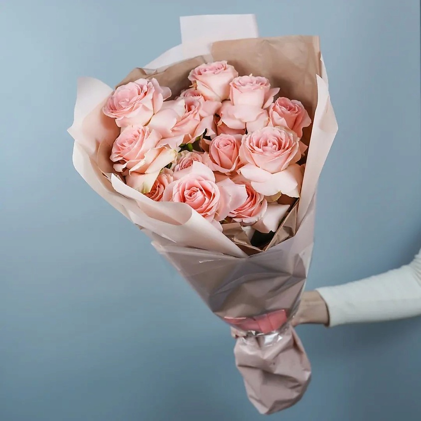 Изображение товара AZALIANOW ЦВЕТЫ. ПОДАРКИ. ДЕКОР Букет из 13 розовых роз «Бархатные грани», Букеты и композиции из живых цветов могут на несколько тонов отличаться от изображений. Часть цвета искажается в зависимости от настроек экрана.