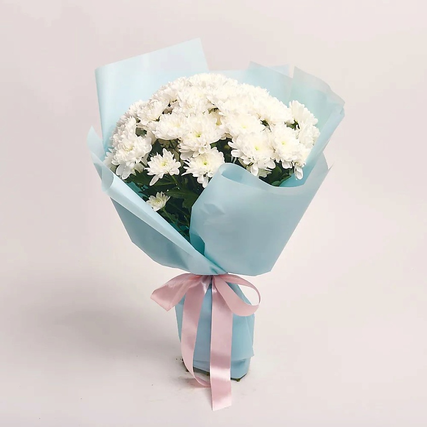 Изображение товара AZALIANOW ЦВЕТЫ. ПОДАРКИ. ДЕКОР Букет из 11 кустовых белых хризантем в голубой упаковке, Букеты и композиции из живых цветов могут на несколько тонов отличаться от изображений. Часть цвета искажается в зависимости от настроек экрана.
