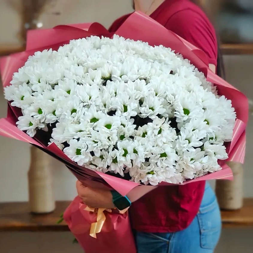 Изображение товара Букет из 19 кустовых белых хризантем в упаковке подарочный