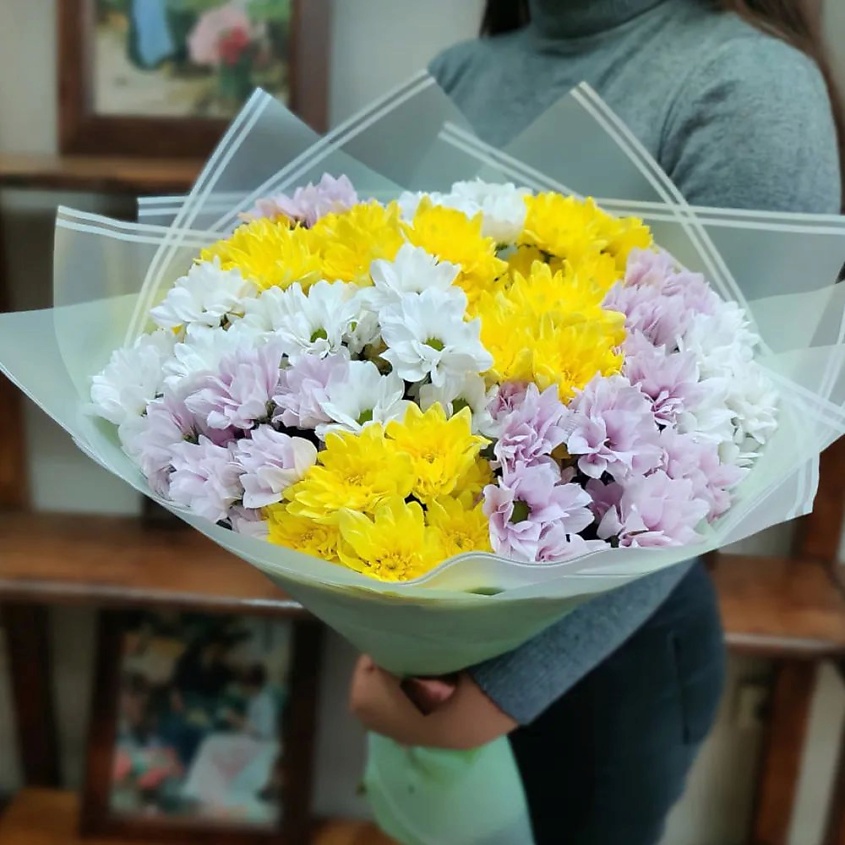 Изображение товара AZALIANOW ЦВЕТЫ. ПОДАРКИ. ДЕКОР Букет из 13 разноцветных кустовых хризантем, Букеты и композиции из живых цветов могут на несколько тонов отличаться от изображений. Часть цвета искажается в зависимости от настроек экрана.