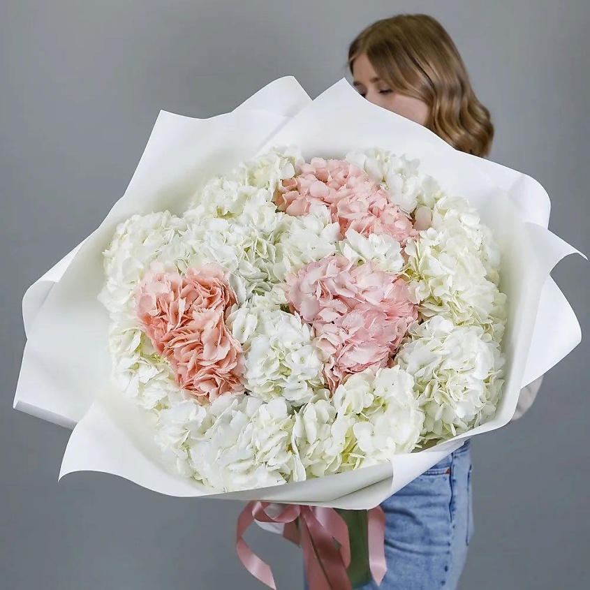 Изображение товара AZALIANOW ЦВЕТЫ. ПОДАРКИ. ДЕКОР Большой букет из 19 гортензий, Букеты и композиции из живых цветов могут на несколько тонов отличаться от изображений. Часть цвета искажается в зависимости от настроек экрана.