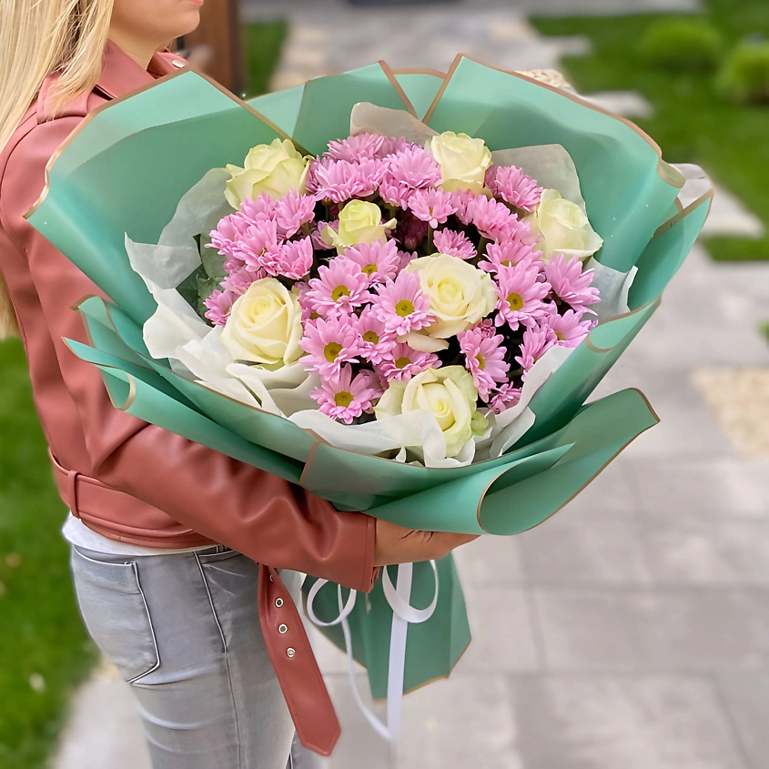 Изображение товара AZALIANOW ЦВЕТЫ. ПОДАРКИ. ДЕКОР Букет из 7 белых роз и 5 розовых хризантем, Букеты и композиции из живых цветов могут на несколько тонов отличаться от изображений. Часть цвета искажается в зависимости от настроек экрана.