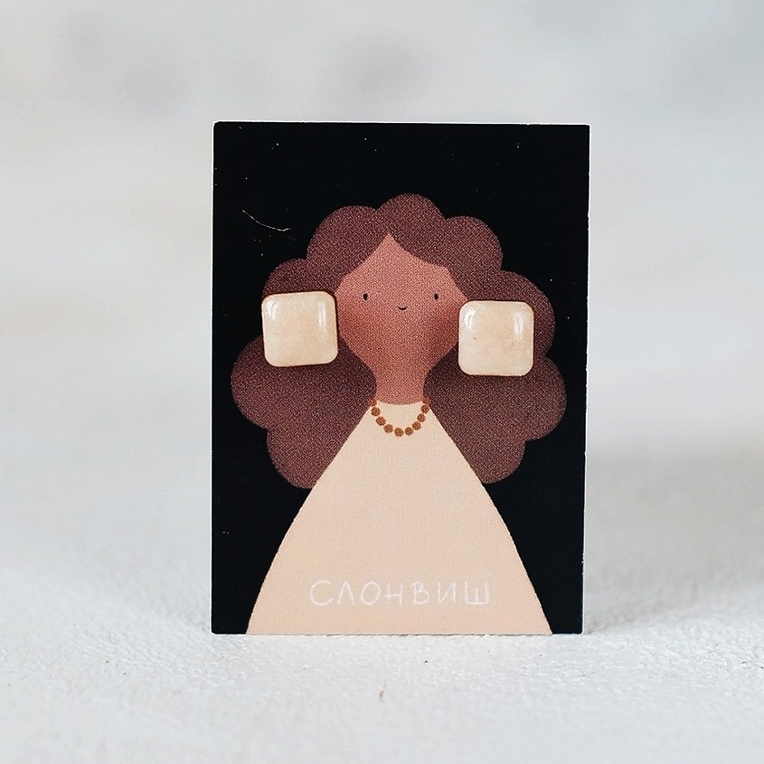 Изображение товара Серьги квадрат бежевый из дерева и ювелирной смолы для повседневной носки