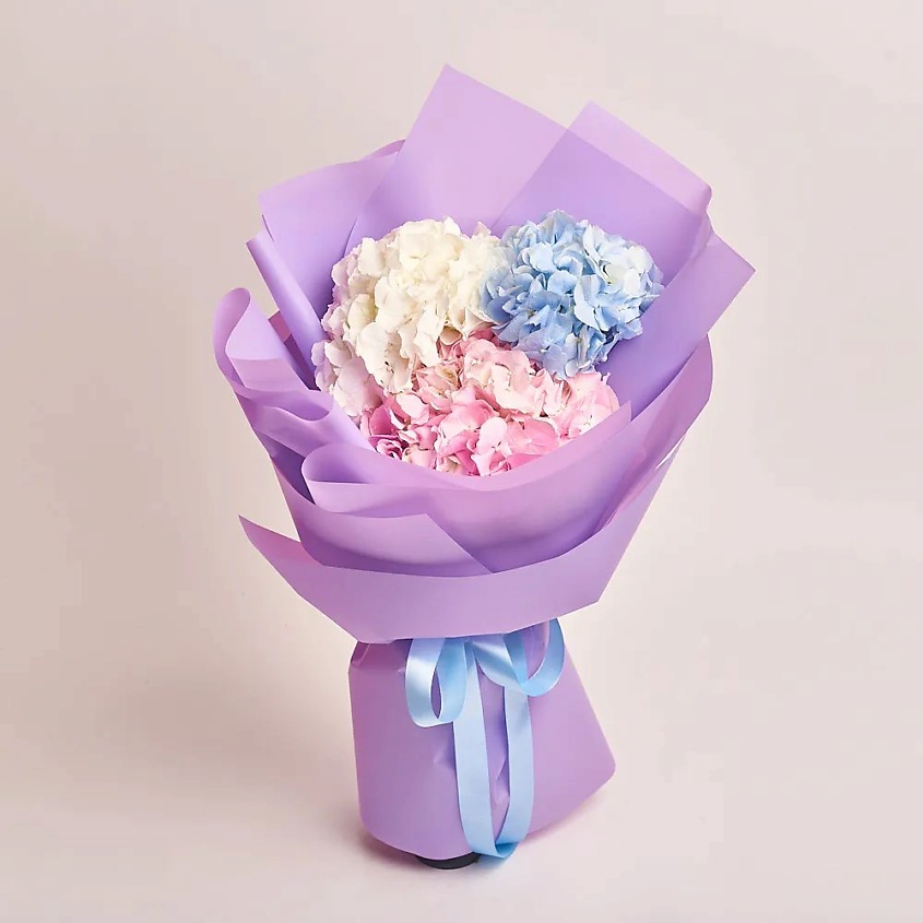 Изображение товара Букет из 3 гортензий в сиреневой упаковке - удивительный подарок