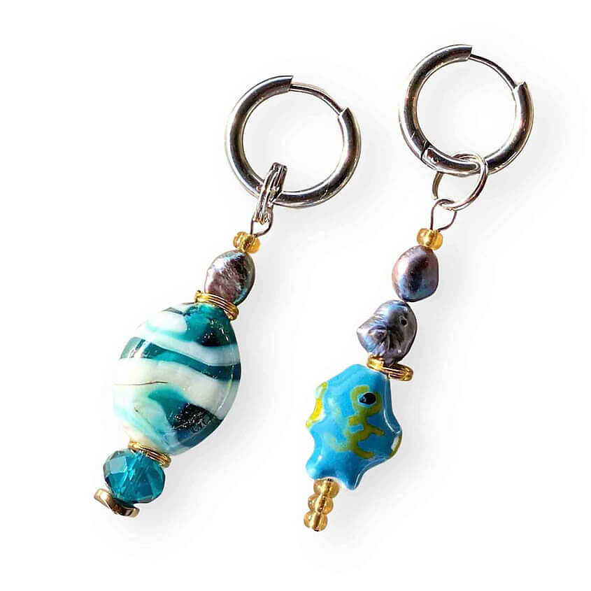 Изображение товара KOKOSHNIKI Cерьги длинные асимметричные с бусинкой карамелькой и рыбкой, цвет: Голубой