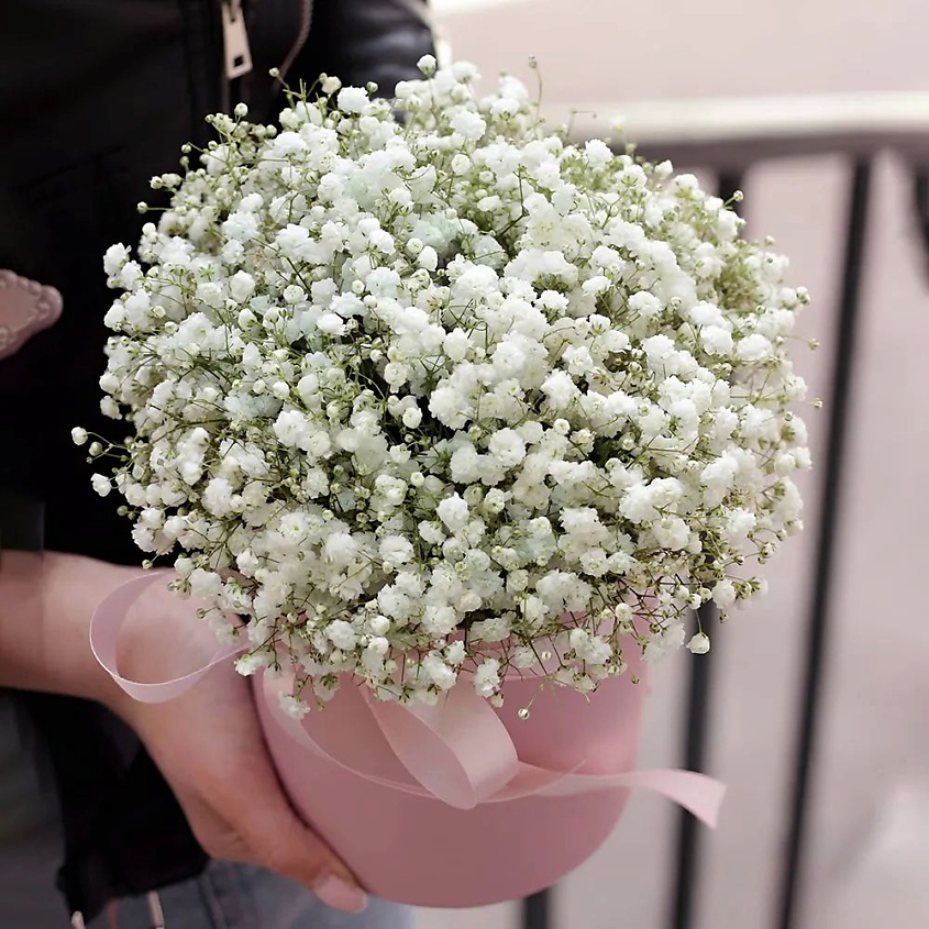 Изображение товара AZALIANOW ЦВЕТЫ. ПОДАРКИ. ДЕКОР Букет из белых гипсофил в розовой коробке, Букеты и композиции из живых цветов могут на несколько тонов отличаться от изображений. Часть цвета искажается в зависимости от настроек экрана.