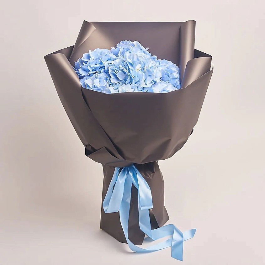 Изображение товара Букет из 7 голубых гортензий в темно-серой пленке - подарок на любой случай