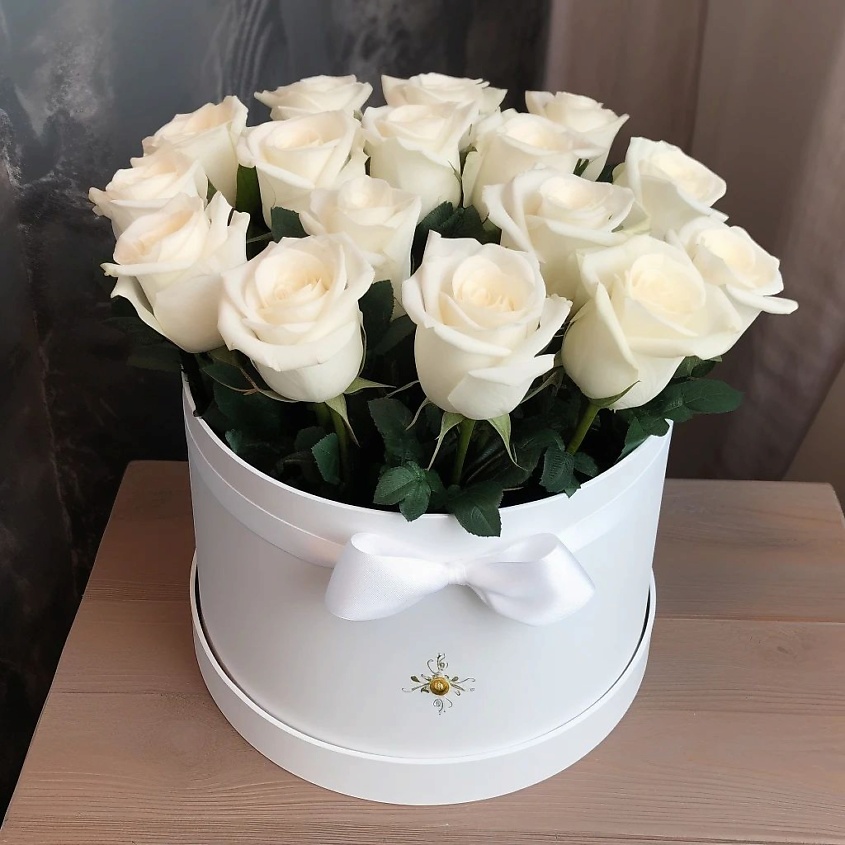 Изображение товара AZALIANOW ЦВЕТЫ. ПОДАРКИ. ДЕКОР Букет из 17 белых роз в коробке, Букеты и композиции из живых цветов могут на несколько тонов отличаться от изображений. Часть цвета искажается в зависимости от настроек экрана.