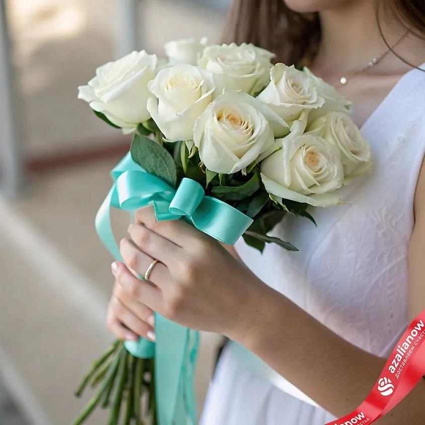 Изображение товара Нежный букет из 9 белых роз 40 см с лентой и подарочной упаковкой
