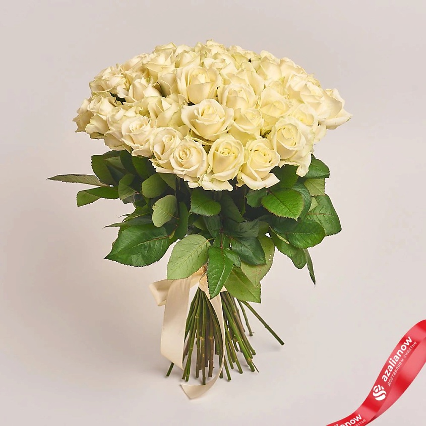 Изображение товара Букет из 51 белой розы 40 см с бежевой лентой - элегантный подарок символ чистоты и любви