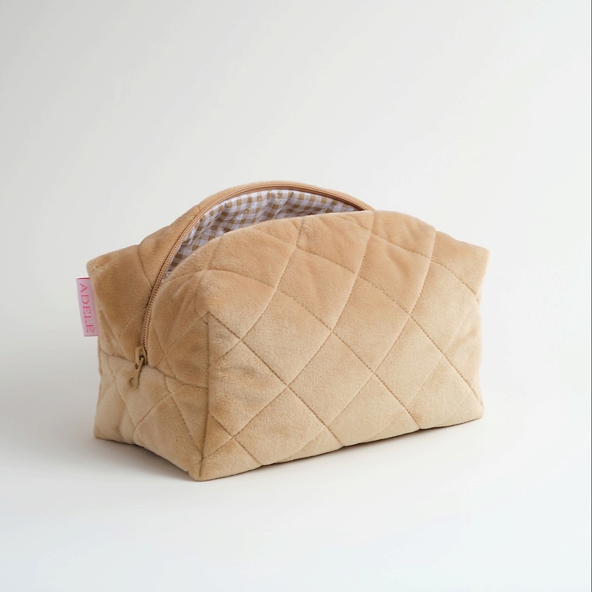 Изображение товара Плюшевая косметичка ADELE FOR YOU бежевый стильная и практичная