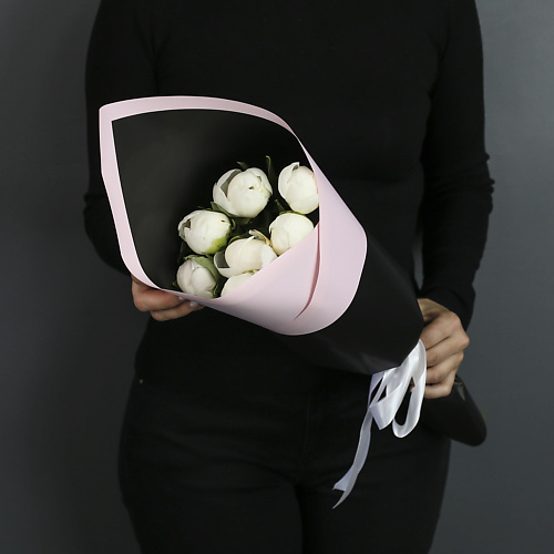 

FLORPRO 7 белых пионов в дизайнерской упаковке, 7 белых пионов в дизайнерской упаковке