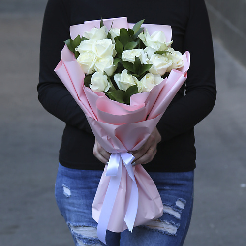 FLORPRO Букет из 15 белых роз с зеленью в дизайнерской упаковке