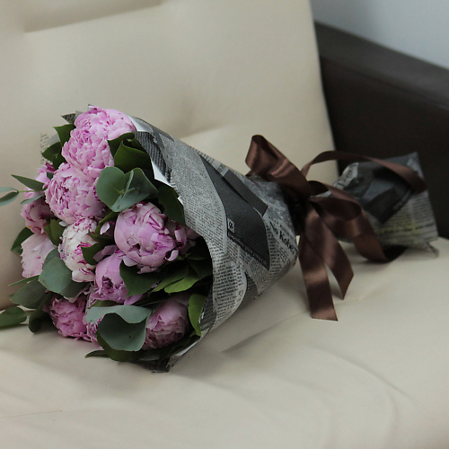 

FLORPRO 11 пионов Сара Бернар с зеленью в дизайнерской упаковке, 11 пионов Сара Бернар с зеленью в дизайнерской упаковке