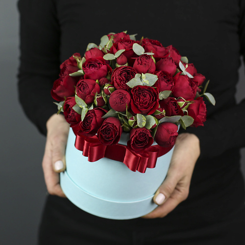 

FLORPRO Красные пионовидиные кустовые розы с эвкалиптом в голубой коробке, Красные пионовидиные кустовые розы с эвкалиптом в голубой коробке
