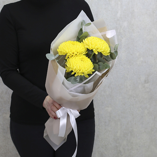 

FLORPRO Букет из 3 желтых хризантем Дека с эвкалиптом "Линди", Букет из 3 желтых хризантем Дека с эвкалиптом "Линди"