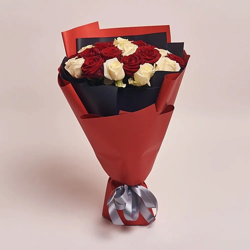 AZALIANOW ЦВЕТЫ. ПОДАРКИ. ДЕКОР Букет из 13 красных и 12 белых роз в красной и черной бумаге