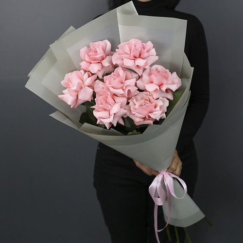 

FLORPRO 7 розовых эквадорских роз "Би Свит" в дизайнерской упаковке, 7 розовых эквадорских роз "Би Свит" в дизайнерской упаковке